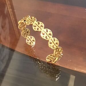 TORY BURCH CIRCLE LOGO CUFF 18 K GOLD BRACELET